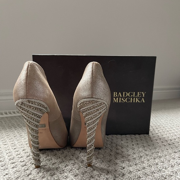 Badgley Mischka Vixen Pumps in Platinum - Picture 4 of 7